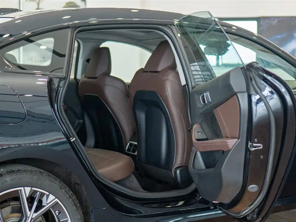 BMW 2 Series 2025 225L M Sport Package фото 17