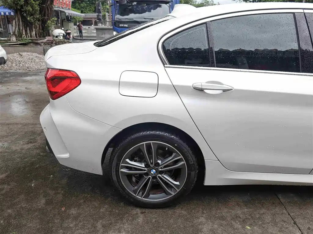BMW 1 Series 2022 120i M Sport фото 26
