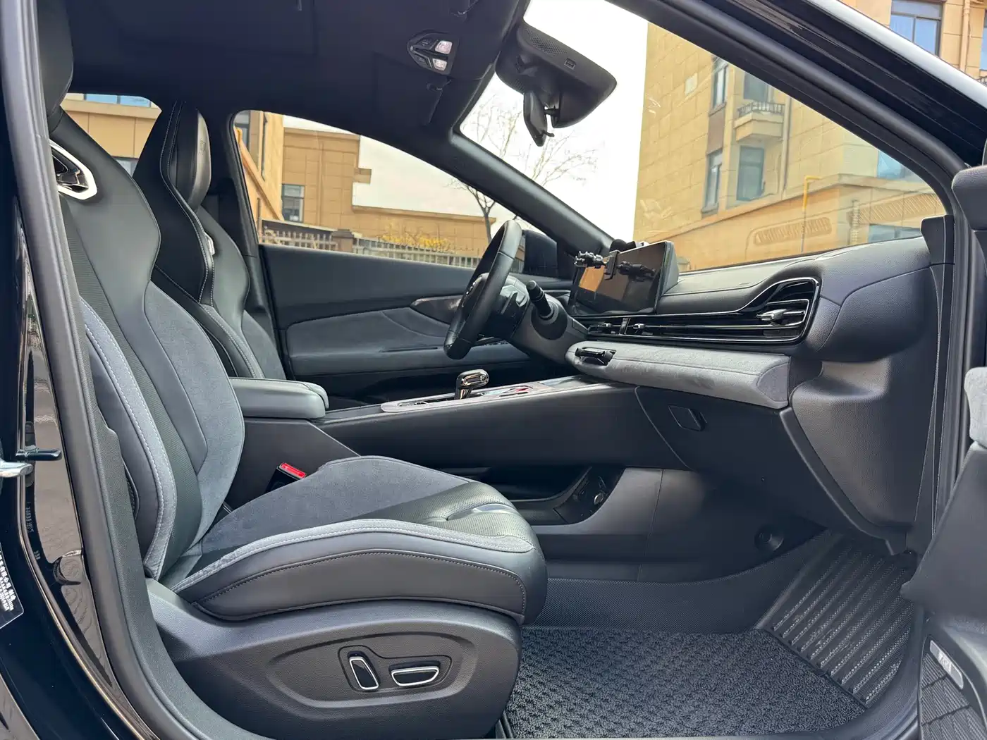 GAC Trumpchi Trumpchi Emkoo 2024 Model 400T Auto Shadow Leopard R MAX Edition фото 7
