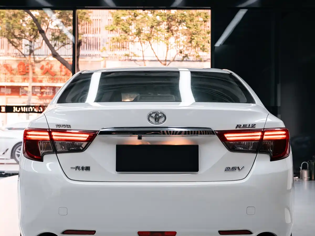 Toyota Reiz 2013 2.5V Elite Edition фото 4