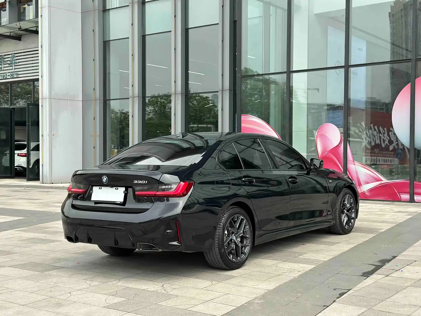 BMW 3 Series 2025 330i M Sport Night Edition фото 4