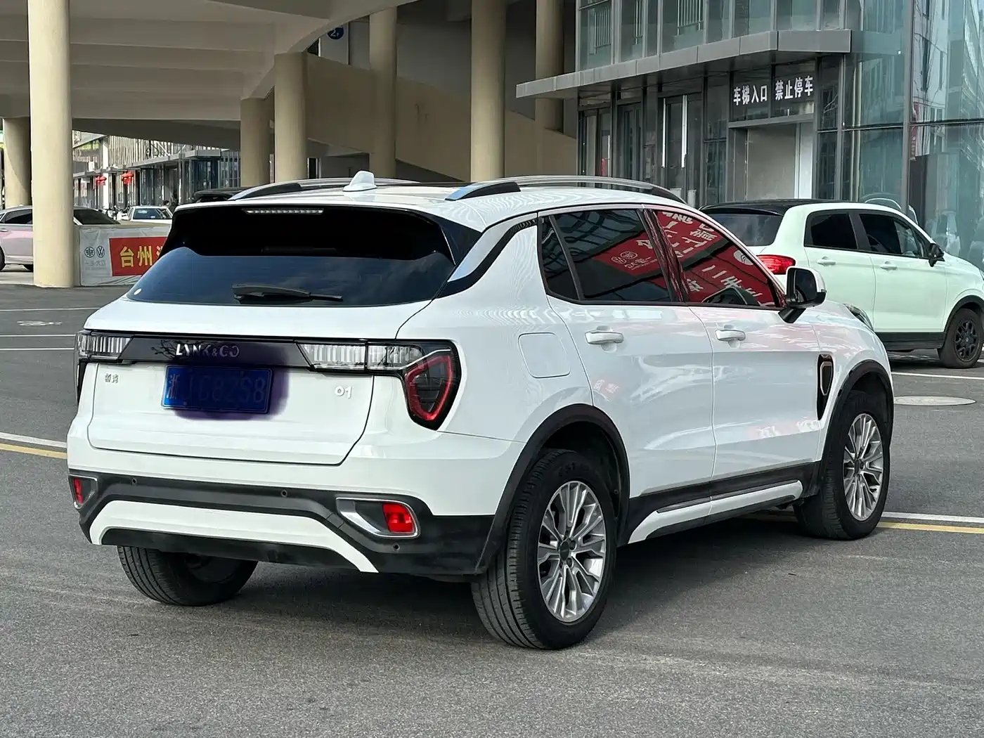 Lynk & Co 01 2017 2.0T 2WD фото 5