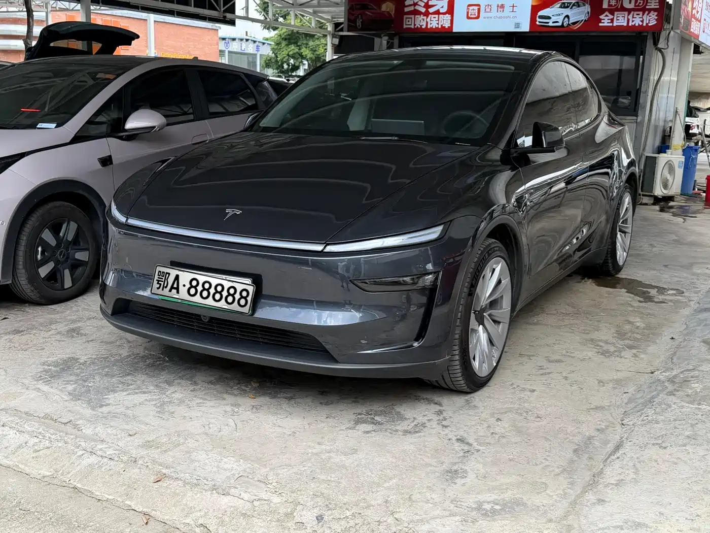 Tesla Model Y 2025