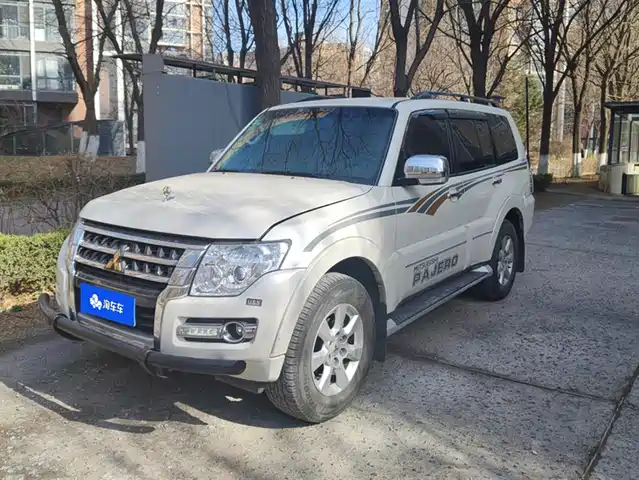 MITSUBISHI PAJERO