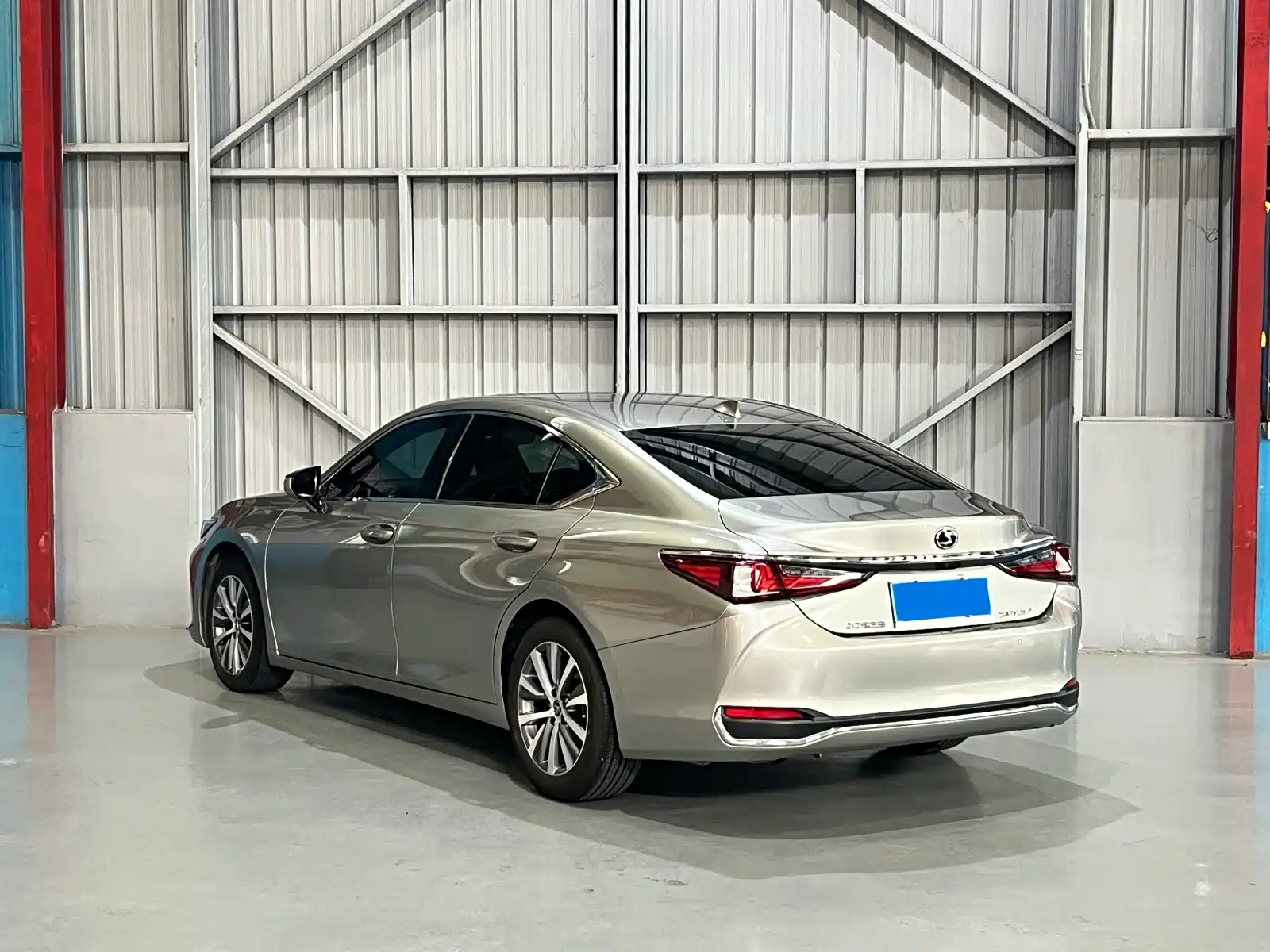 Photo 9 - Lexus ES