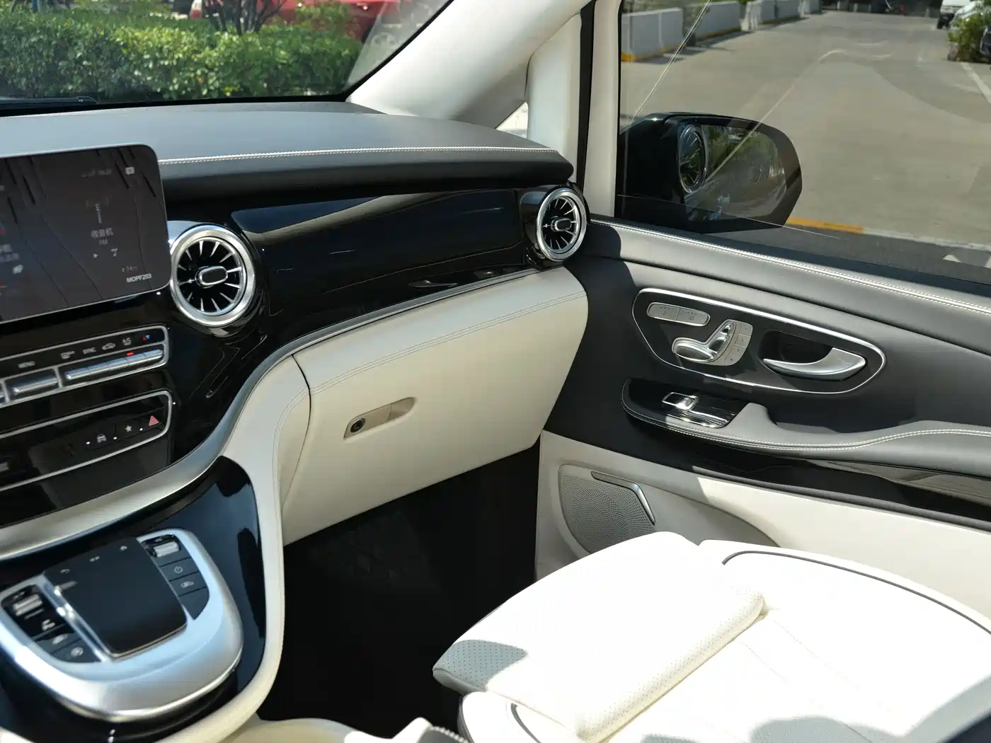 Mercedes-Benz V-Class 2022 V 260 L Long Wheelbase Prestige Edition фото 10