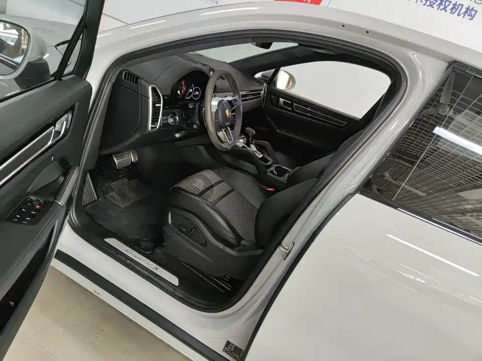 Photo 2 - Porsche Cayenne