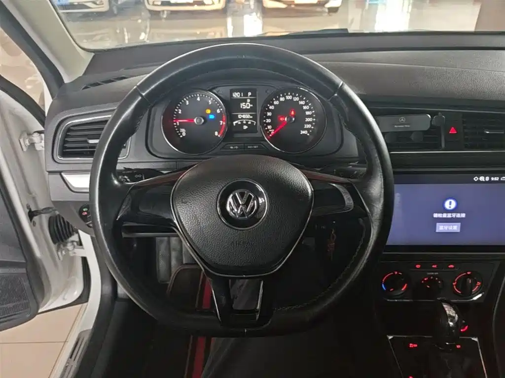 Volkswagen Lavida 2015 1.6L Automatic Comfort Edition фото 11