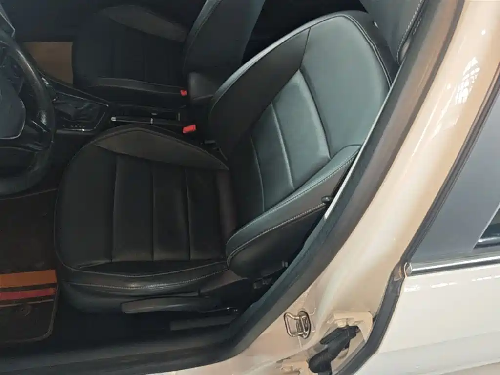 Volkswagen Lavida 2015 1.6L Automatic Comfort Edition фото 15