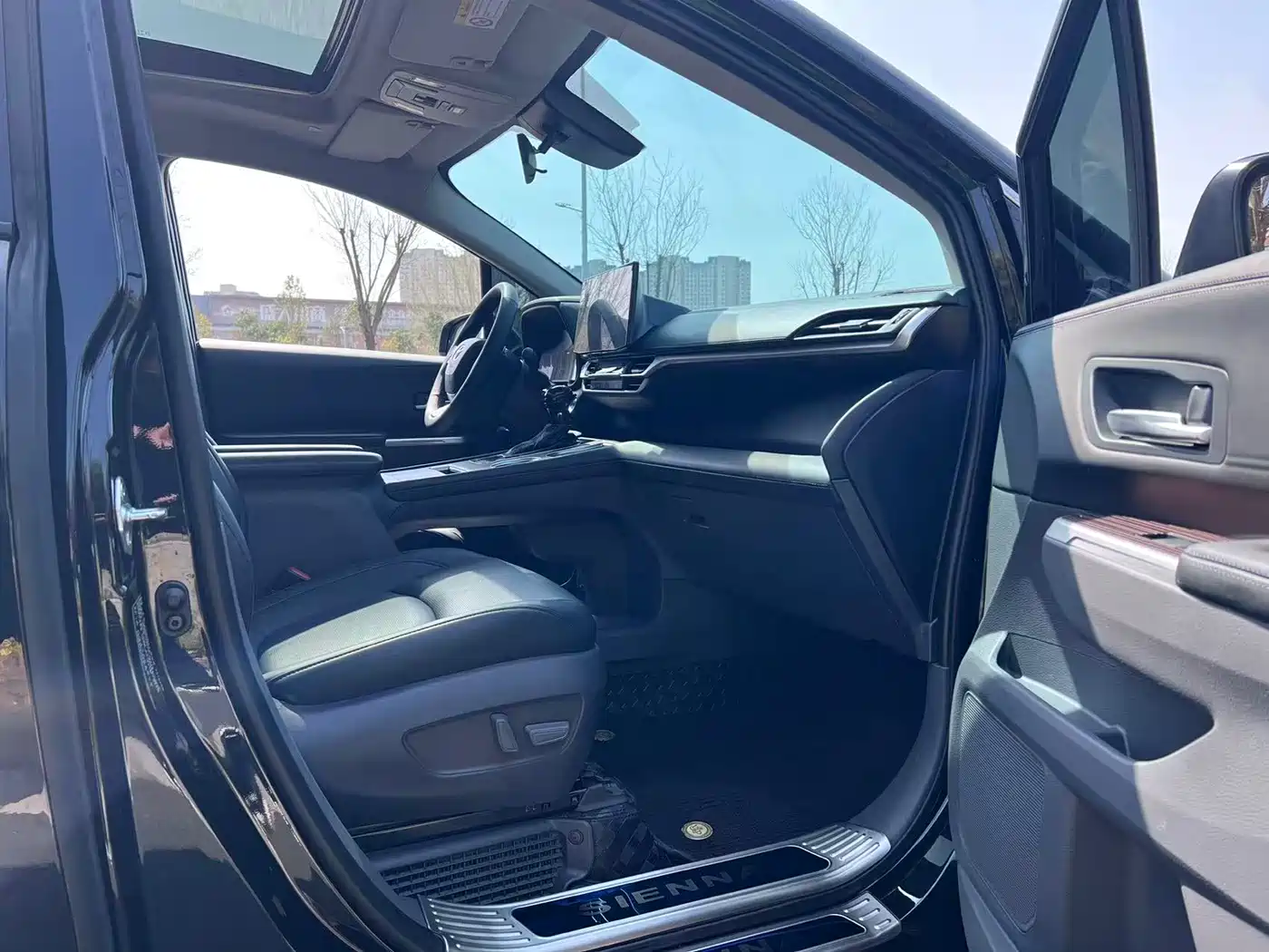 Toyota Sienna 2024 2.5L Hybrid Premium Edition фото 9