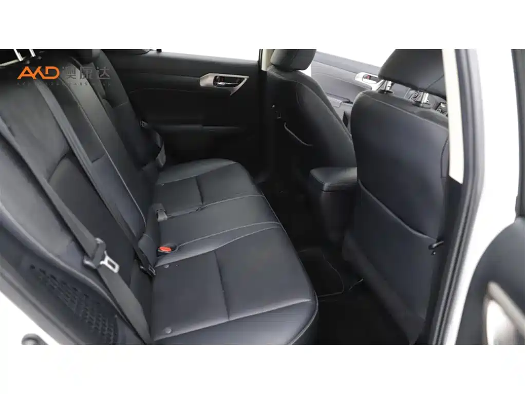 Фото 8 - Lexus CT