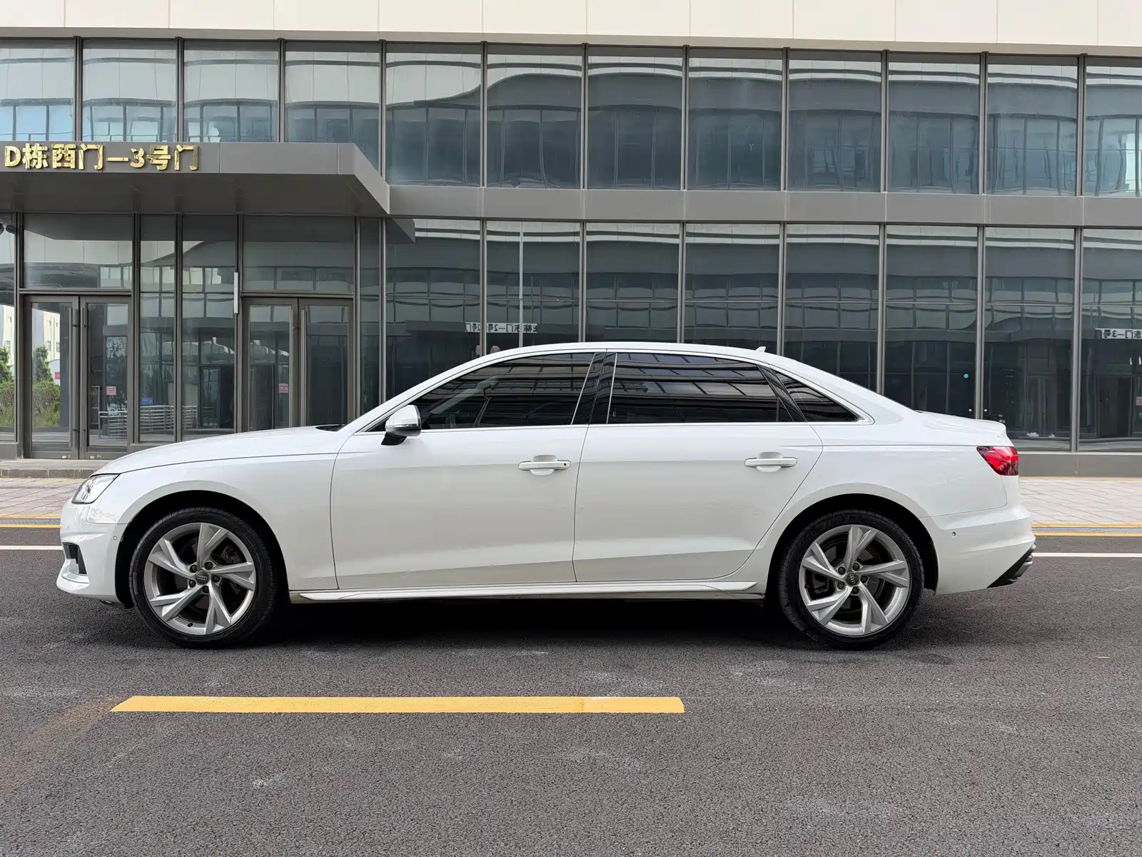 Photo 2 - Audi A4L