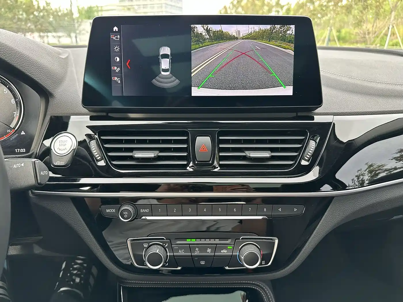 BMW 1 Series 2023 120i M Sport Shadow Edition фото 9