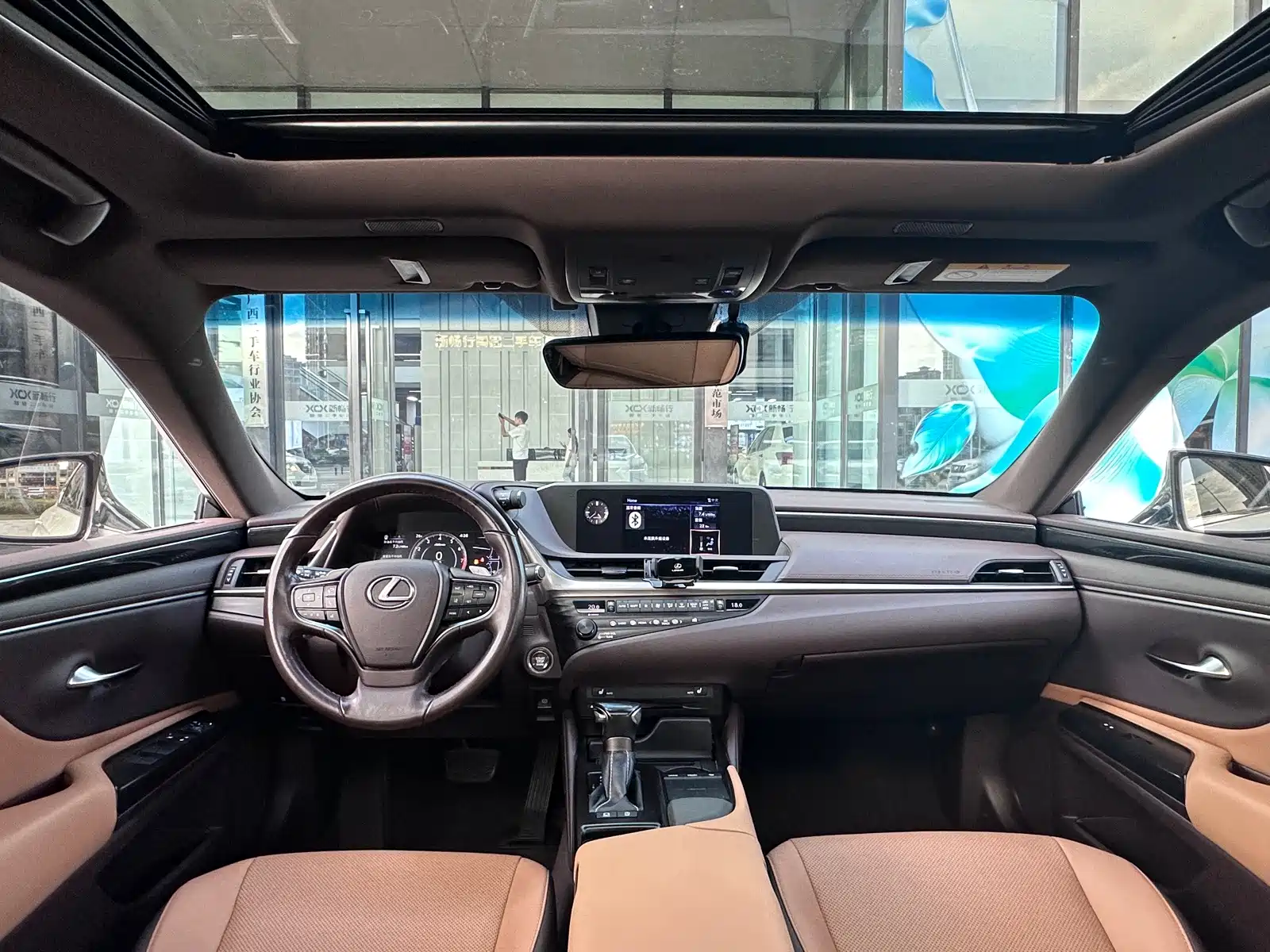 Photo 8 - Lexus ES