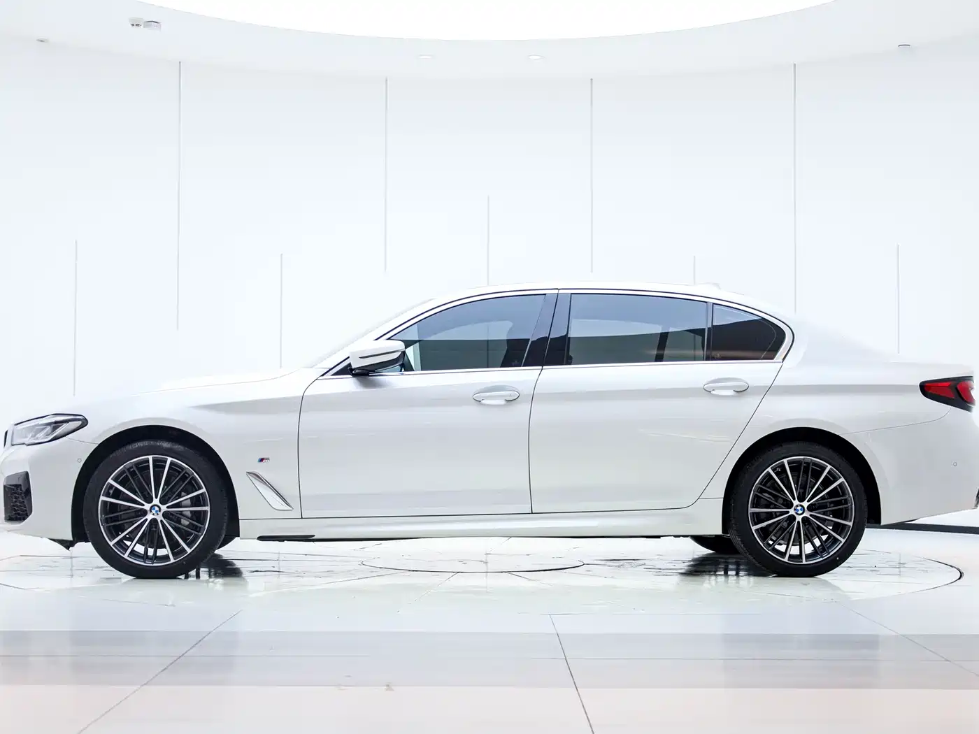 BMW 5 Series 2023 530Li Leading M Sport Package фото 5