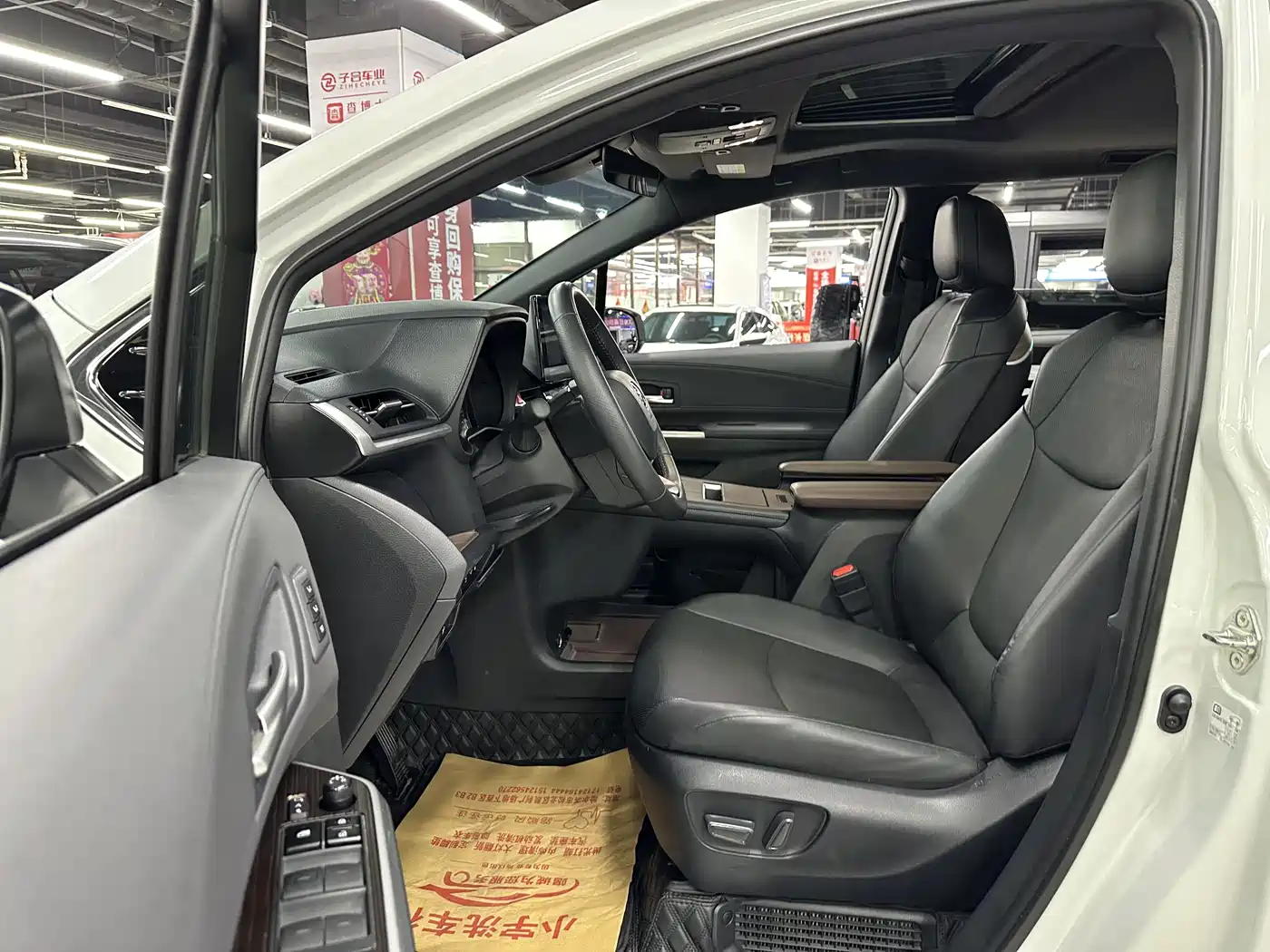 Toyota Granvia 2024 2.5L Hybrid Premium PLUS 4WD Edition фото 31