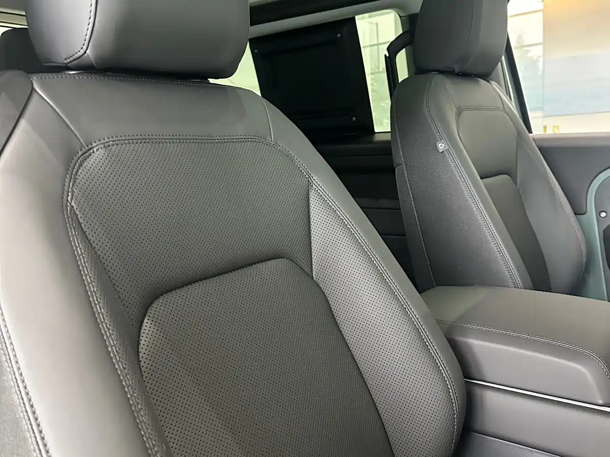 Land Rover Defender 2026 Model 90 2.0T P300 S фото 4