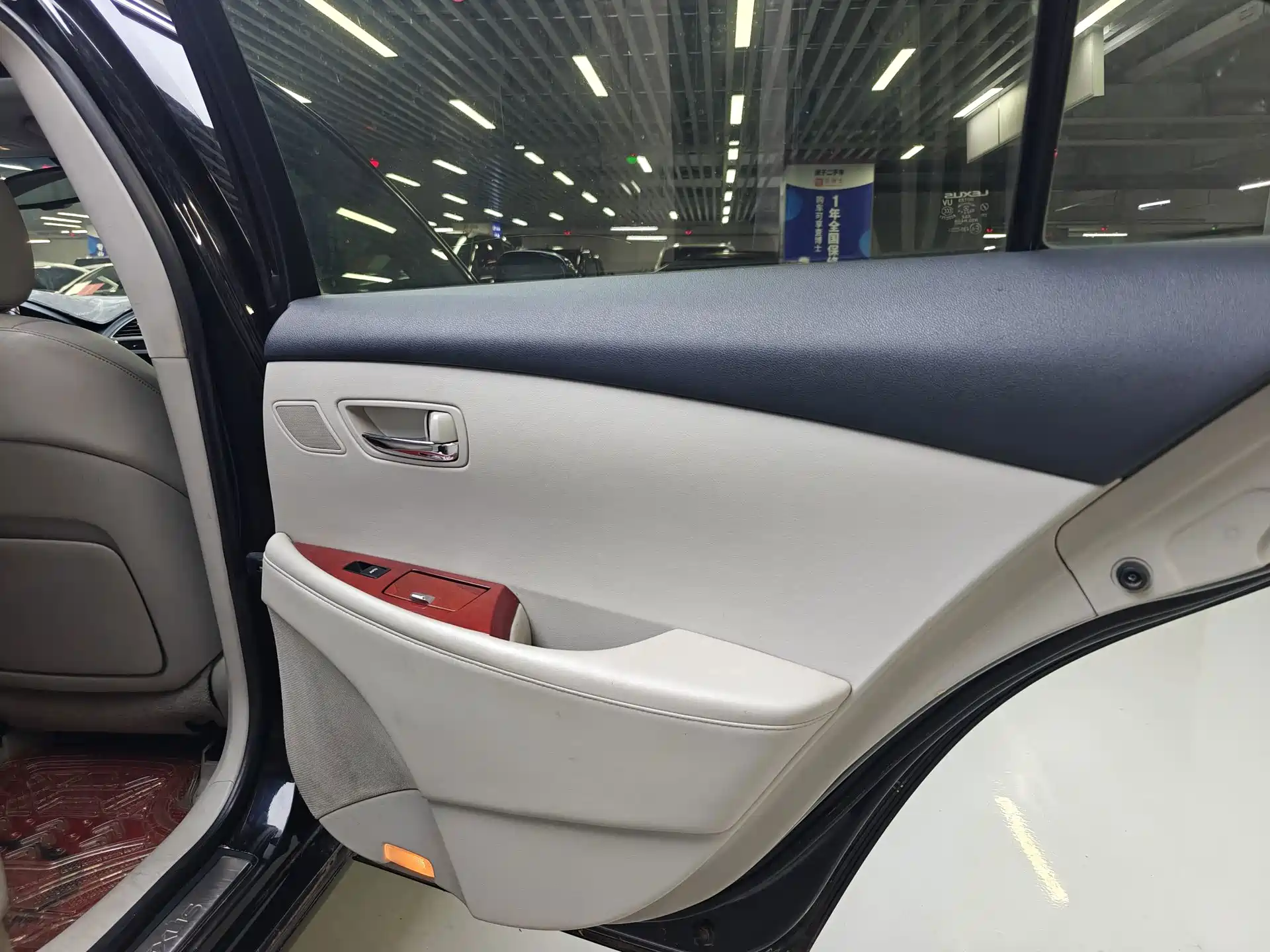 Фото 8 - Lexus ES