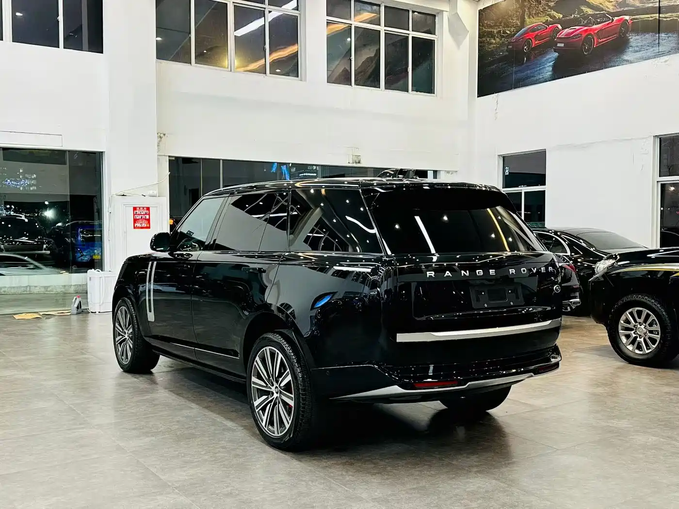 Land Rover Range Rover 2024 3.0 L6 400PS Genesis Extended фото 4