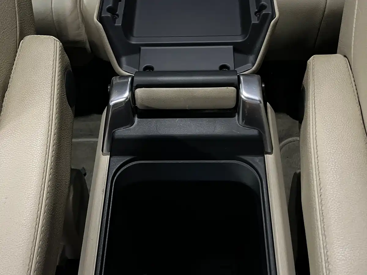 Land Rover Discovery 2015 3.0 SC V6 SE фото 29