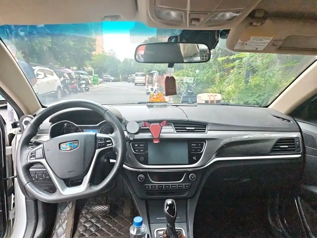 Фото 13 - Geely Emgrand