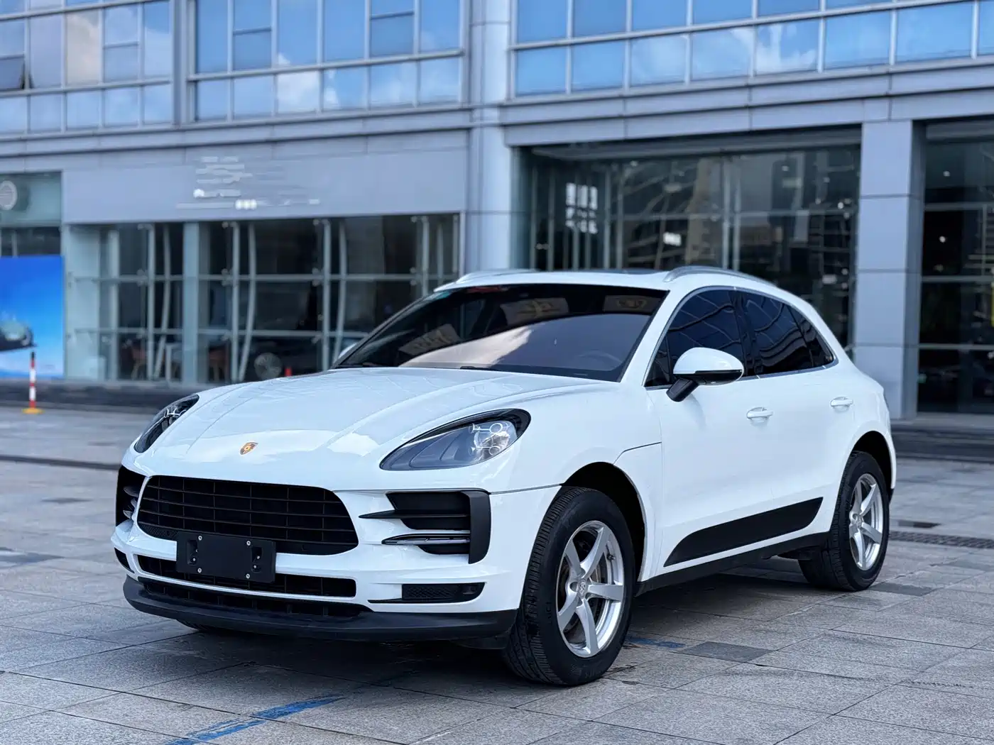 PORSCHE MACAN