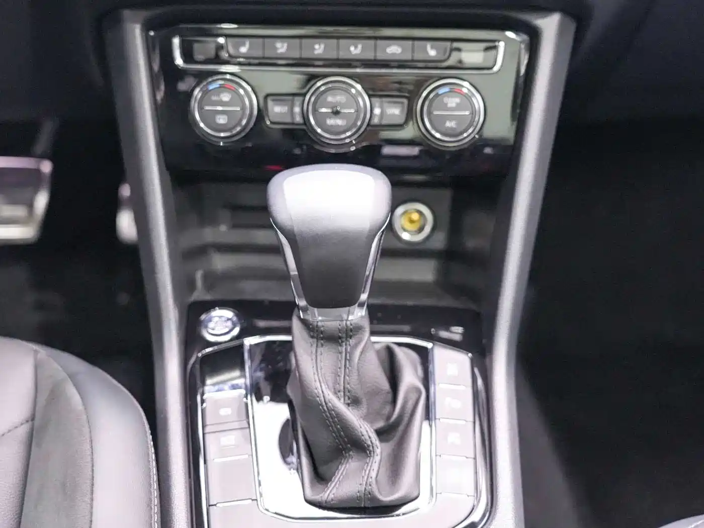 Volkswagen Tiguan L 2021 330TSI Automatic 2WD R-Line Premium фото 17