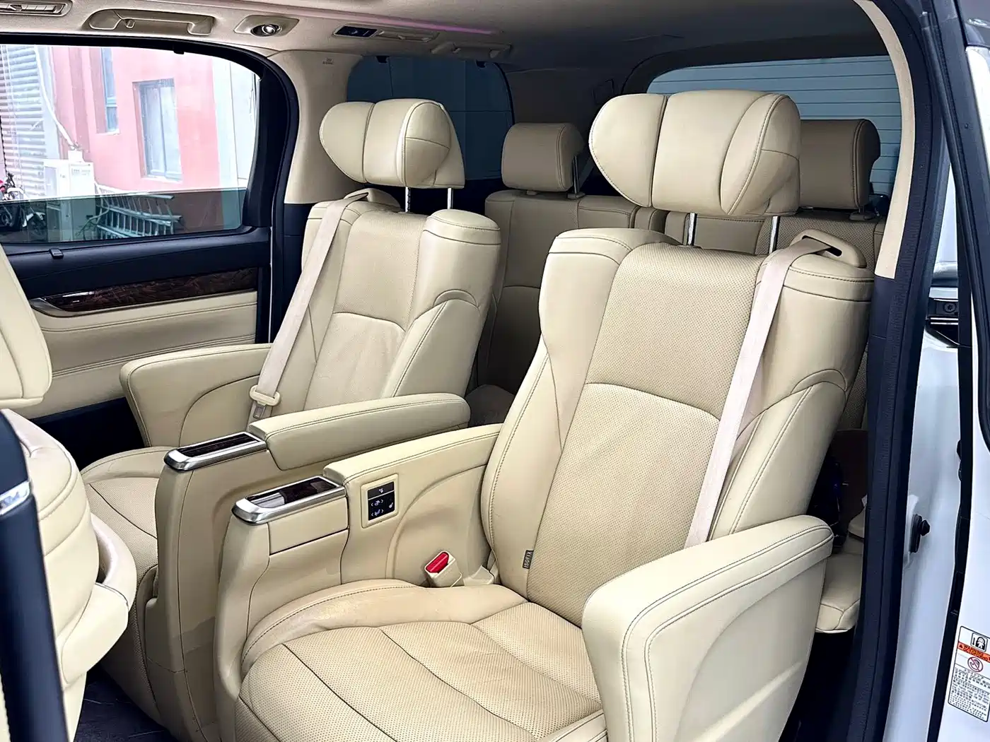 Toyota Alphard 2019 Hybrid 2.5L Luxury фото 12
