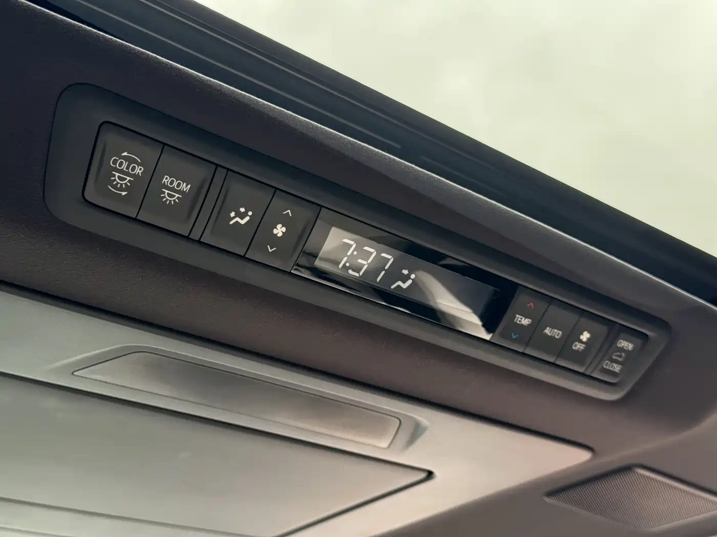 Lexus LM 2020 300h Seven-Seater Elegance Edition фото 18