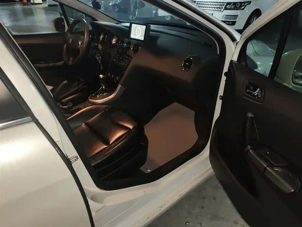 Peugeot 408 2013 2.0L Automatic Comfort Edition фото 20