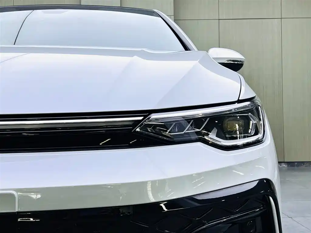 Volkswagen Golf 2025 Facelift 300TSI R-Line фото 7