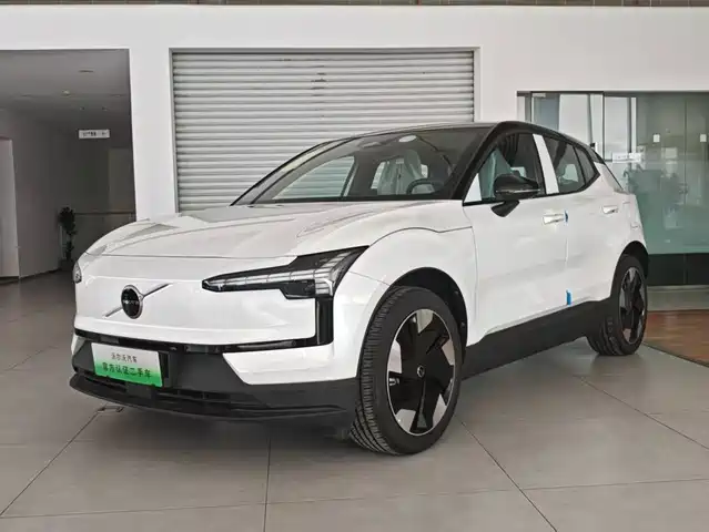 Volvo EX30 2025 RWD Long Range Plus — фото 1