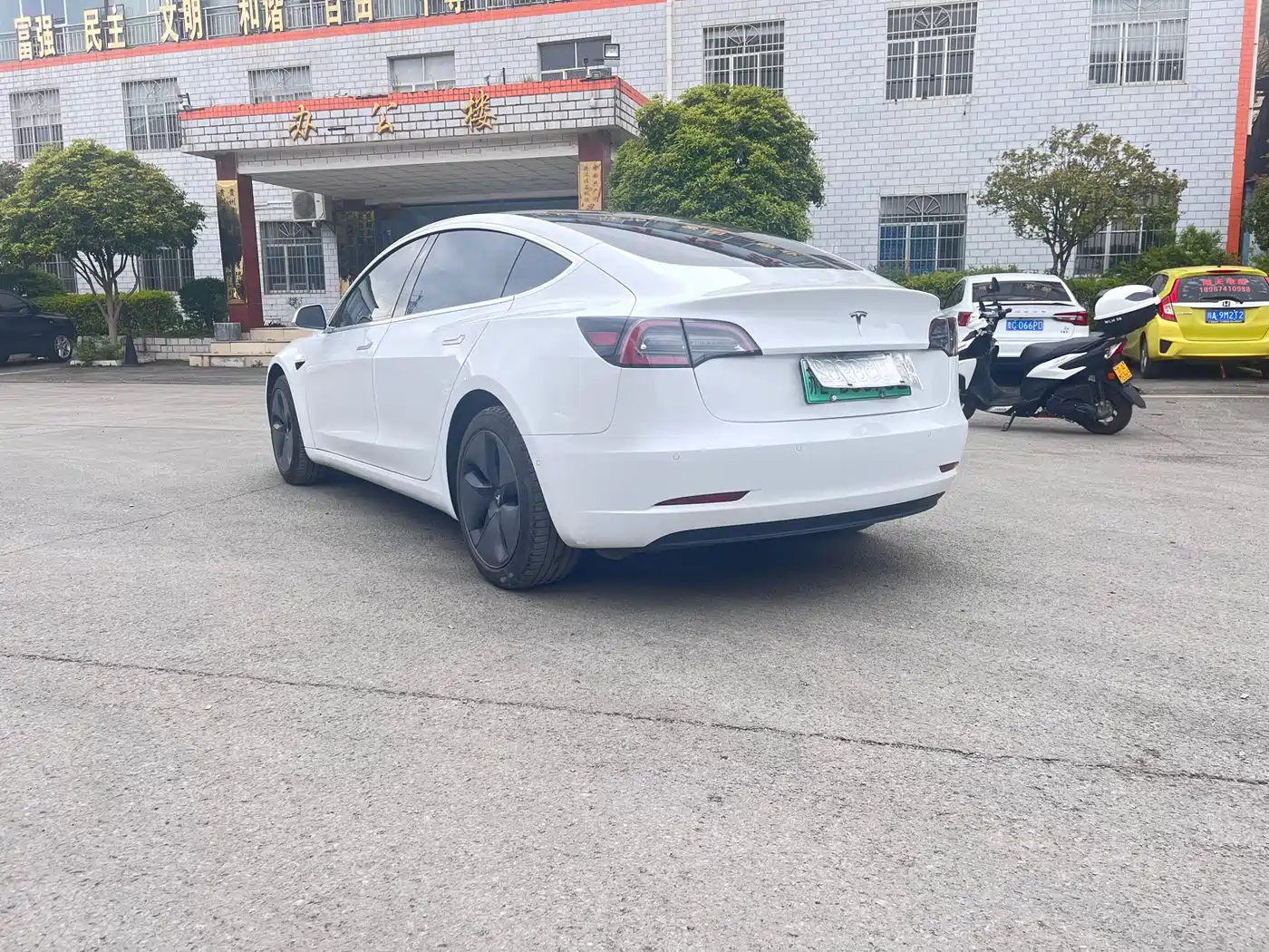 TESLA MODEL 3