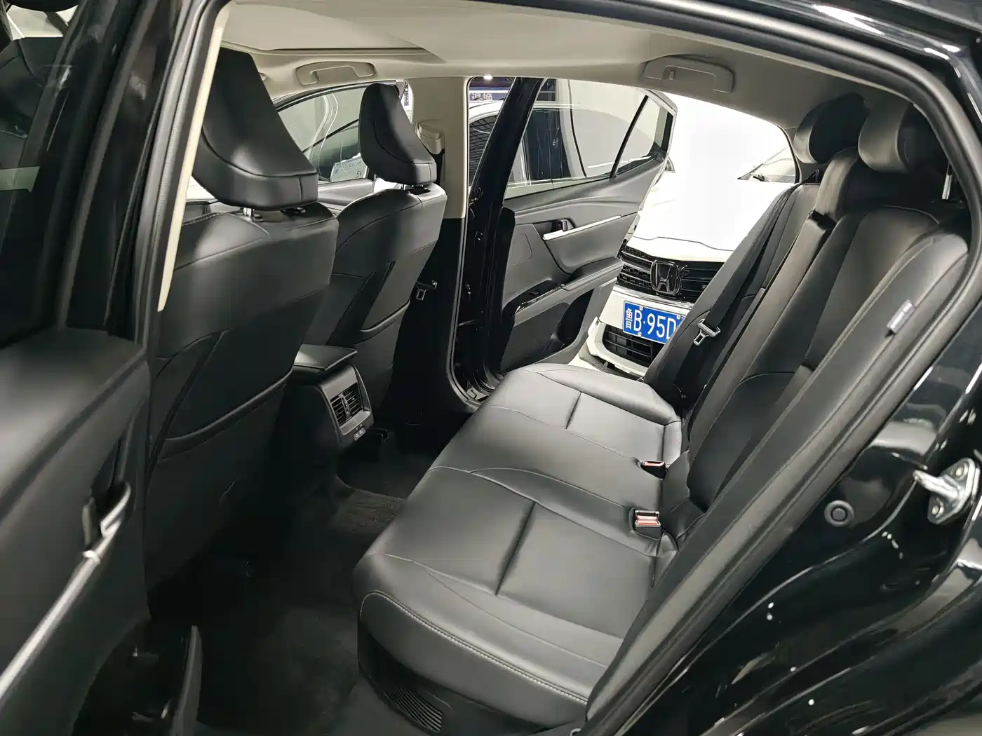 Toyota Camry 2024 Hybrid 2.0HE Elite Edition фото 6
