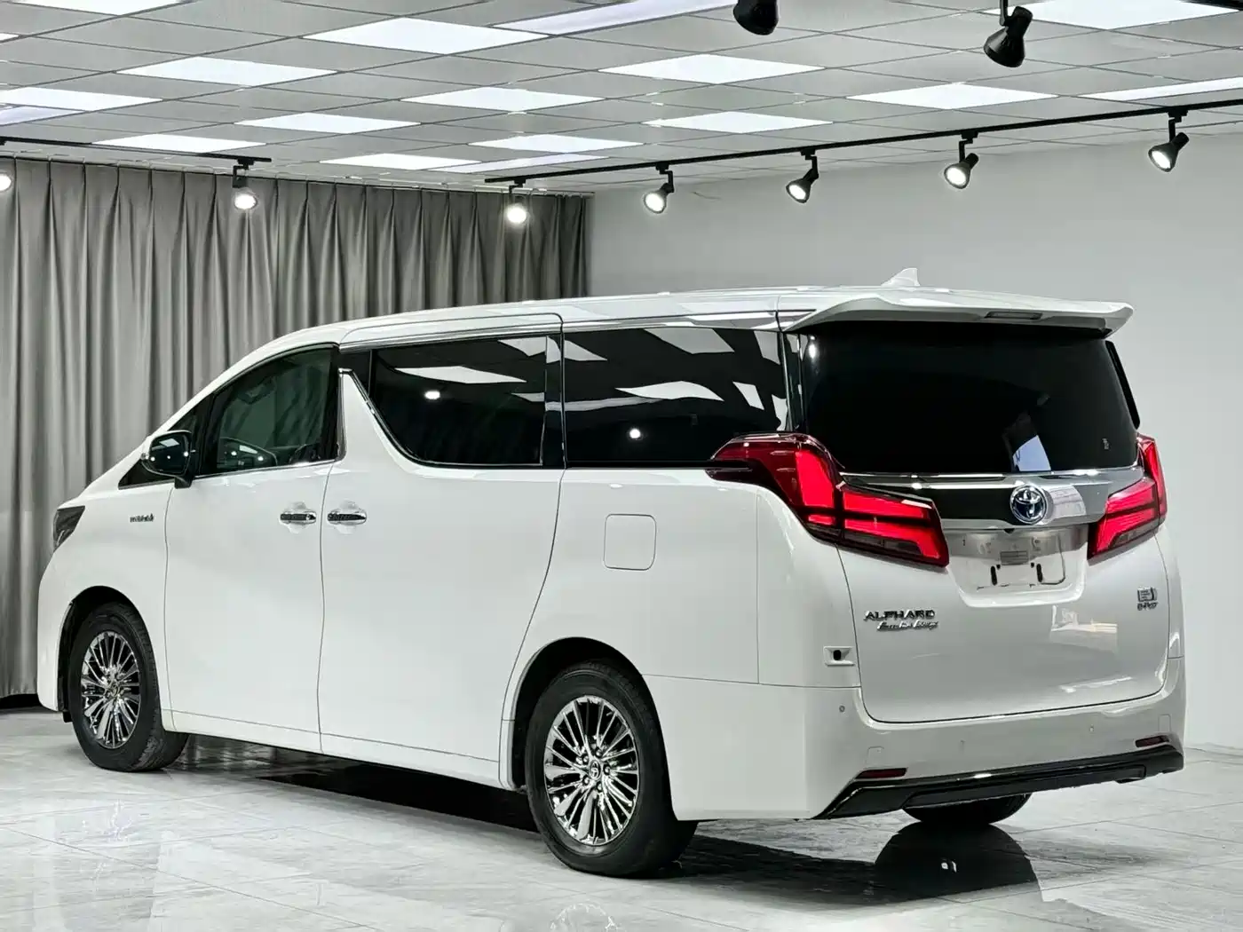 Toyota Alphard 2020 Hybrid 2.5L Premium Edition фото 11