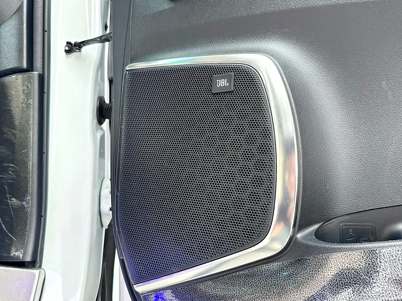 Toyota Alphard 2019 Hybrid 2.5L Luxury фото 18