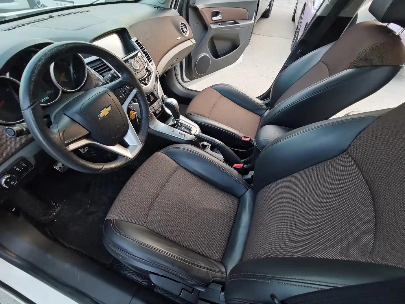 Chevrolet Cruze 2015 Hatchback 1.6L Automatic Comfort фото 11