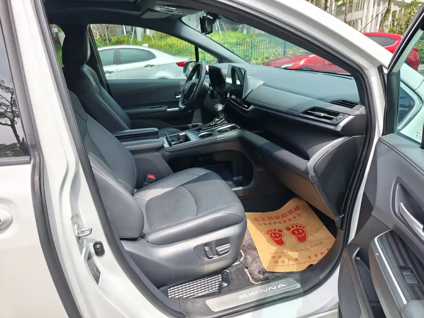 Toyota Sienna 2021 2.5L Hybrid Premium Edition фото 11