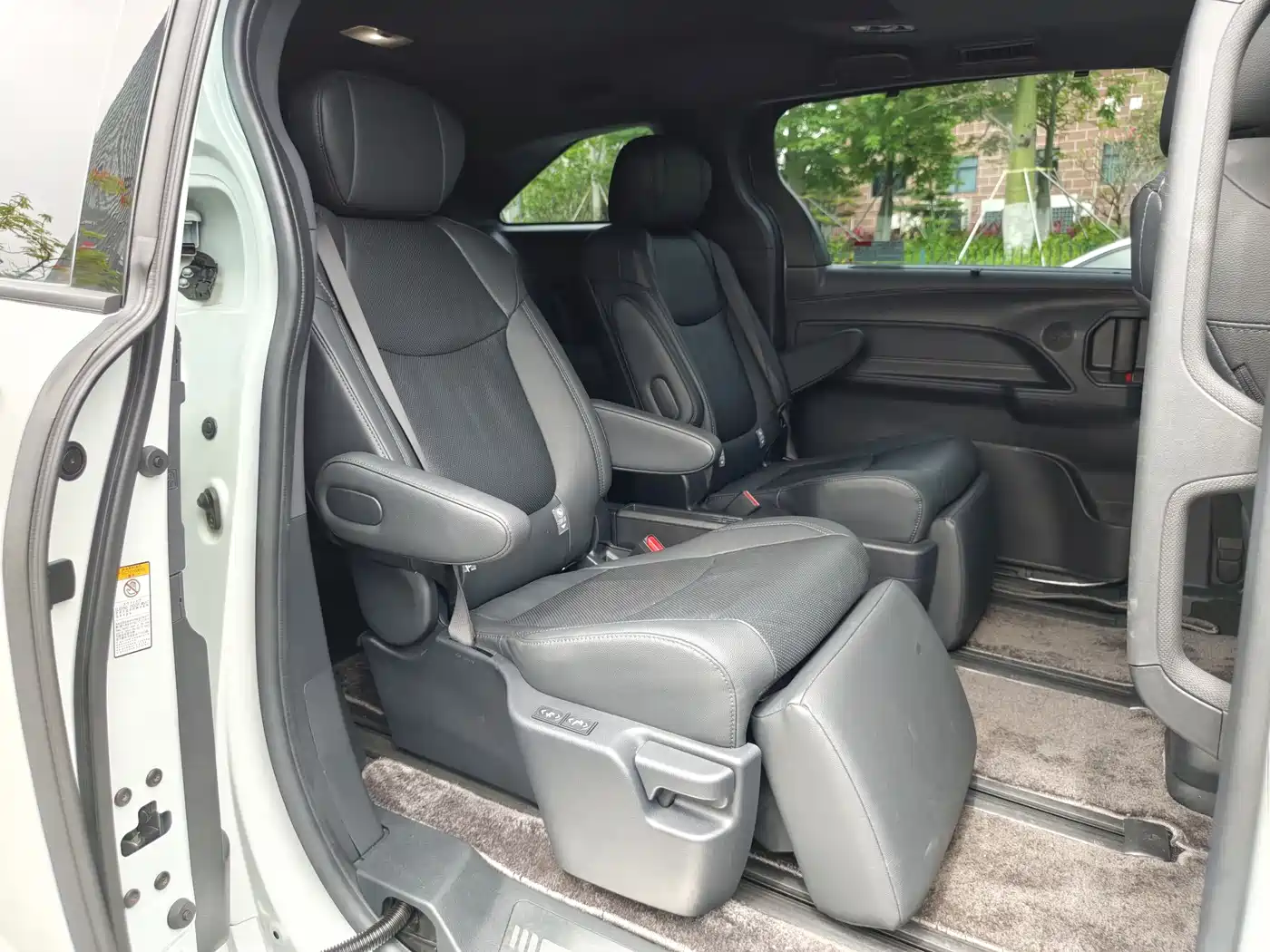 Toyota Sienna 2021 2.5L Hybrid Premium Edition фото 15