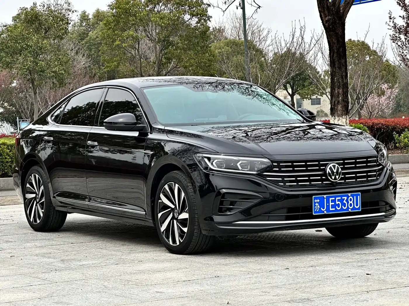 Volkswagen Passat 2024 380TSI Luxury фото 3