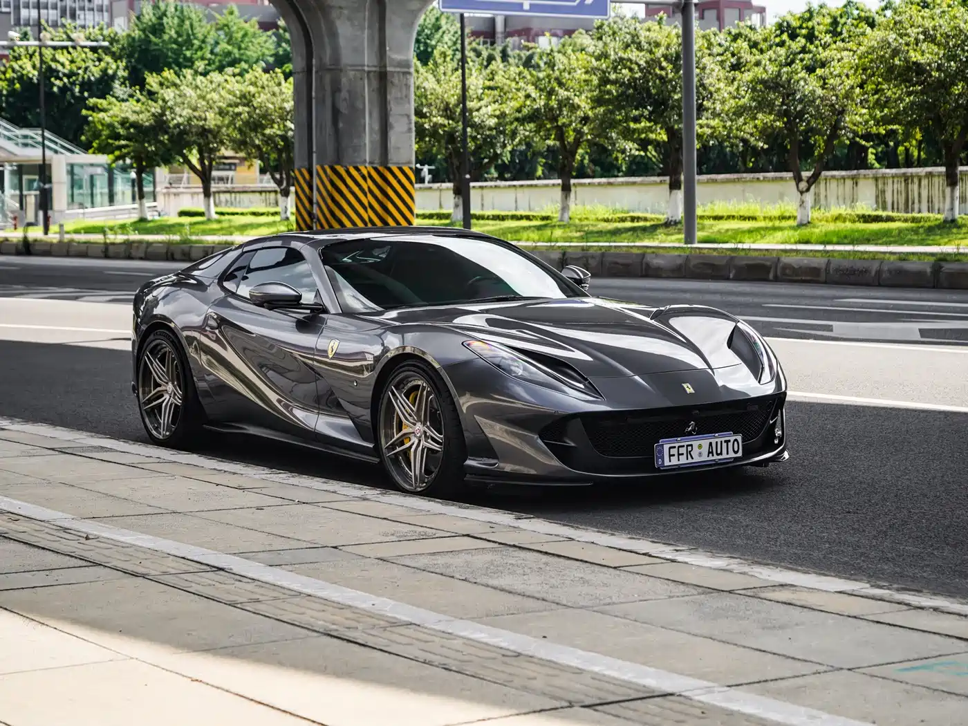 Photo 17 - Ferrari 812