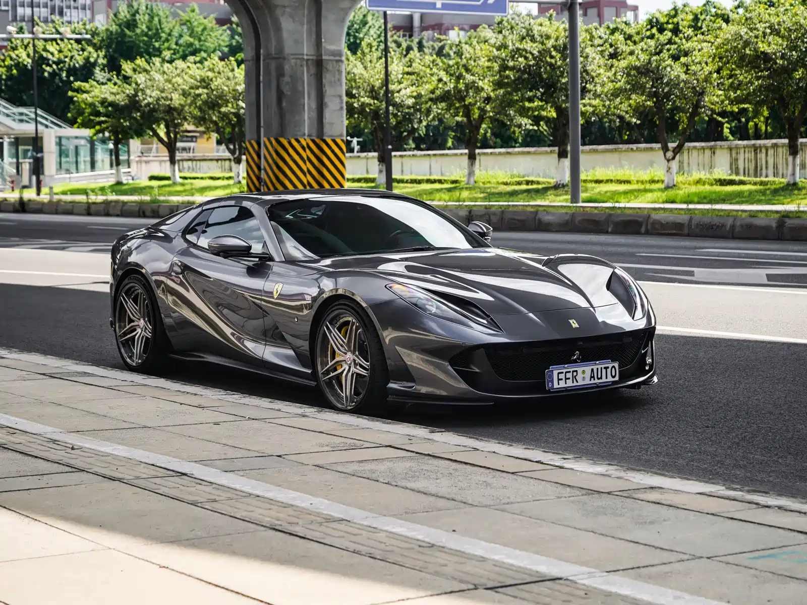 Фото 17 - Ferrari 812
