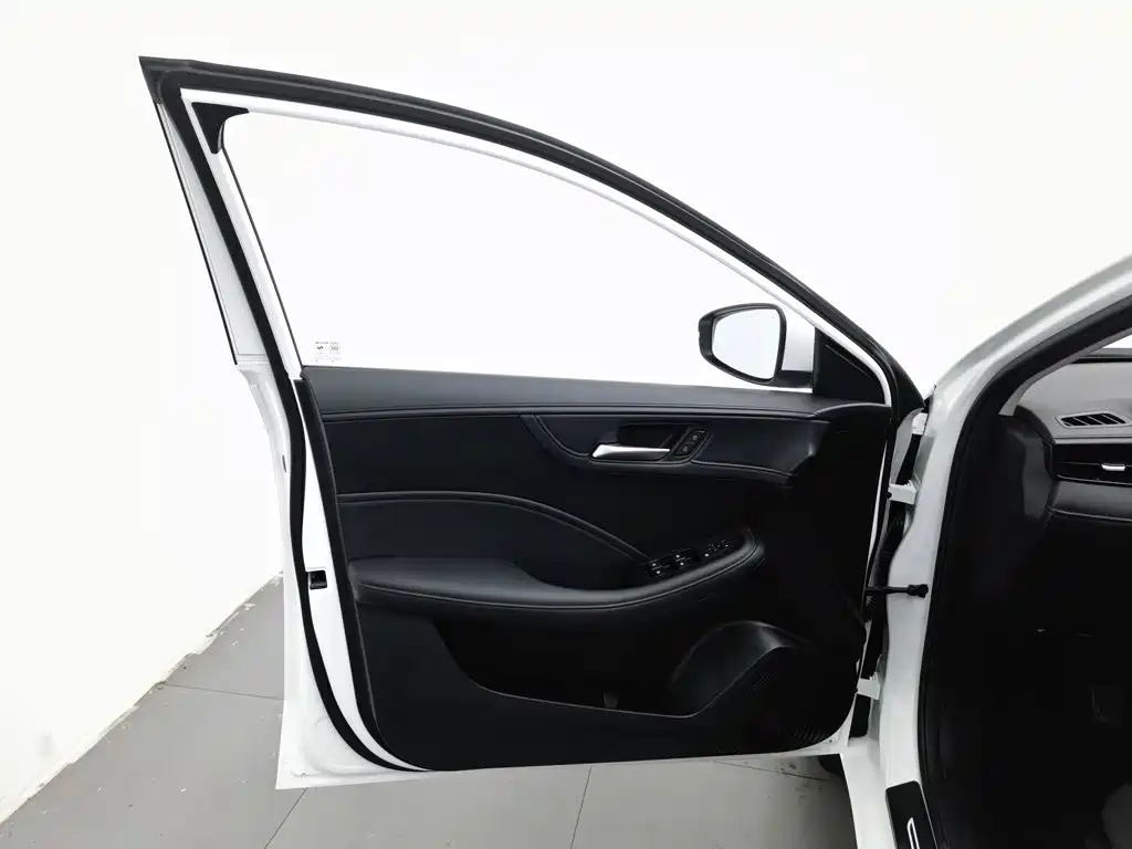 Фото 8 - Roewe i5