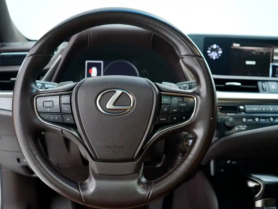 Фото 14 - Lexus ES