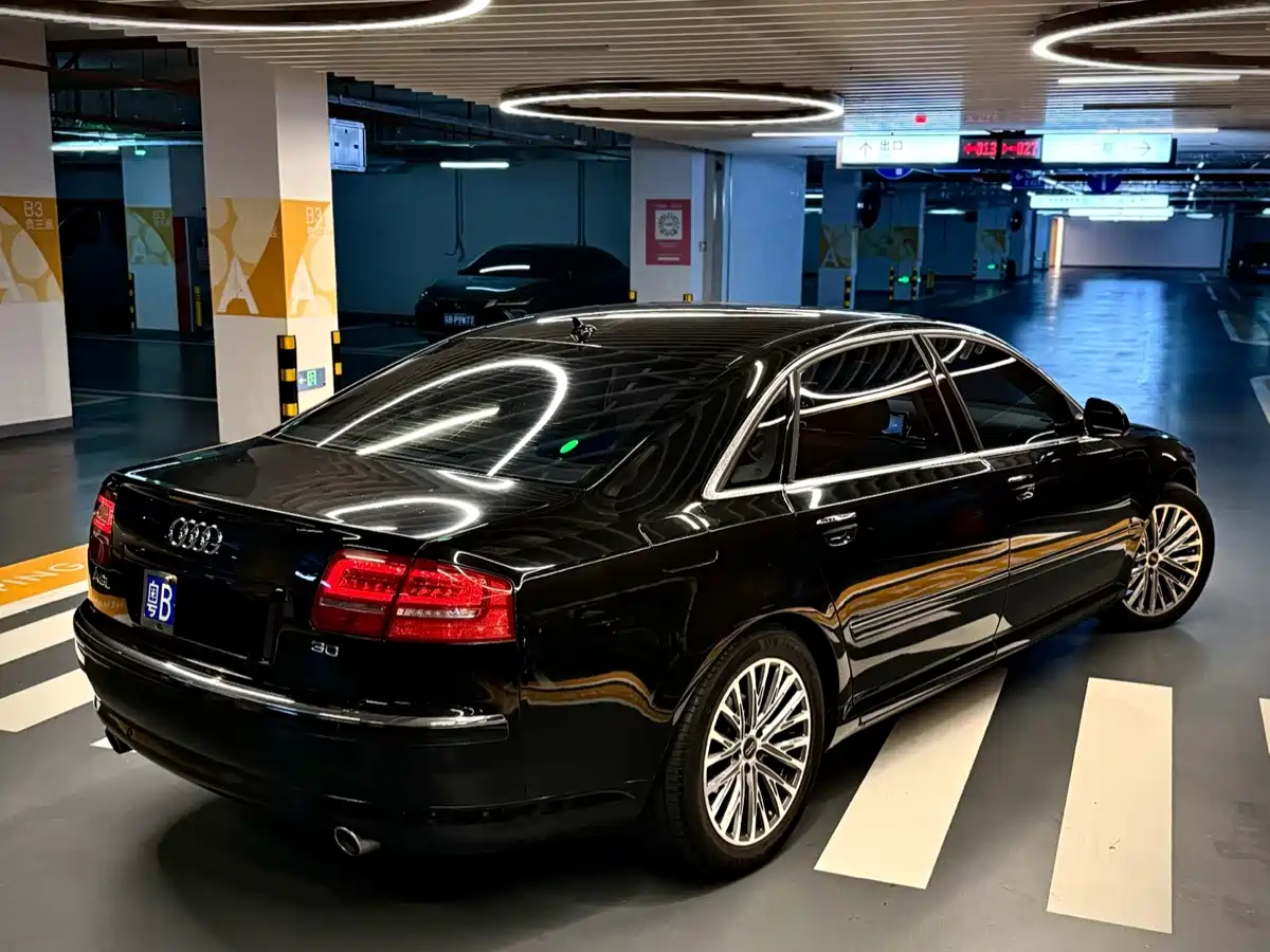 Photo 10 - Audi A8