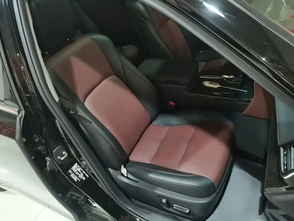 Фото 25 - Toyota Crown