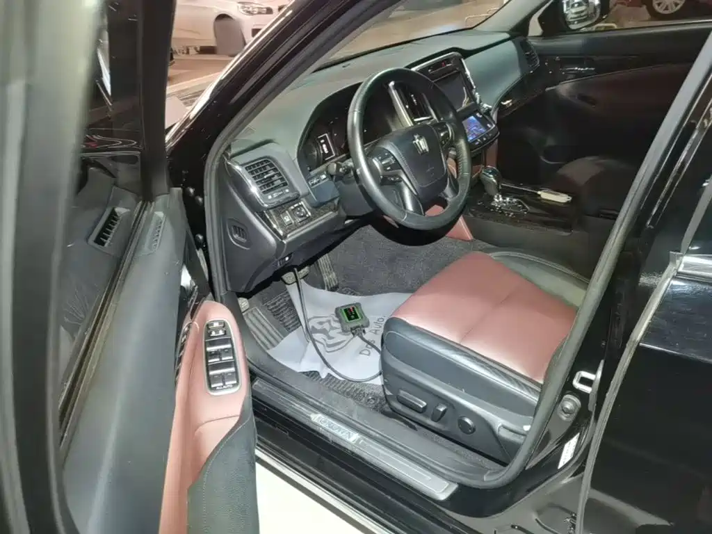 Фото 16 - Toyota Crown