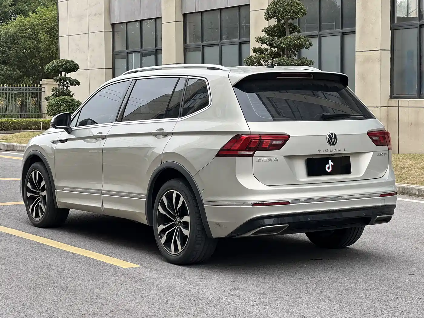 Volkswagen Tiguan L 2021 330TSI Automatic 2WD R-Line Premium фото 16