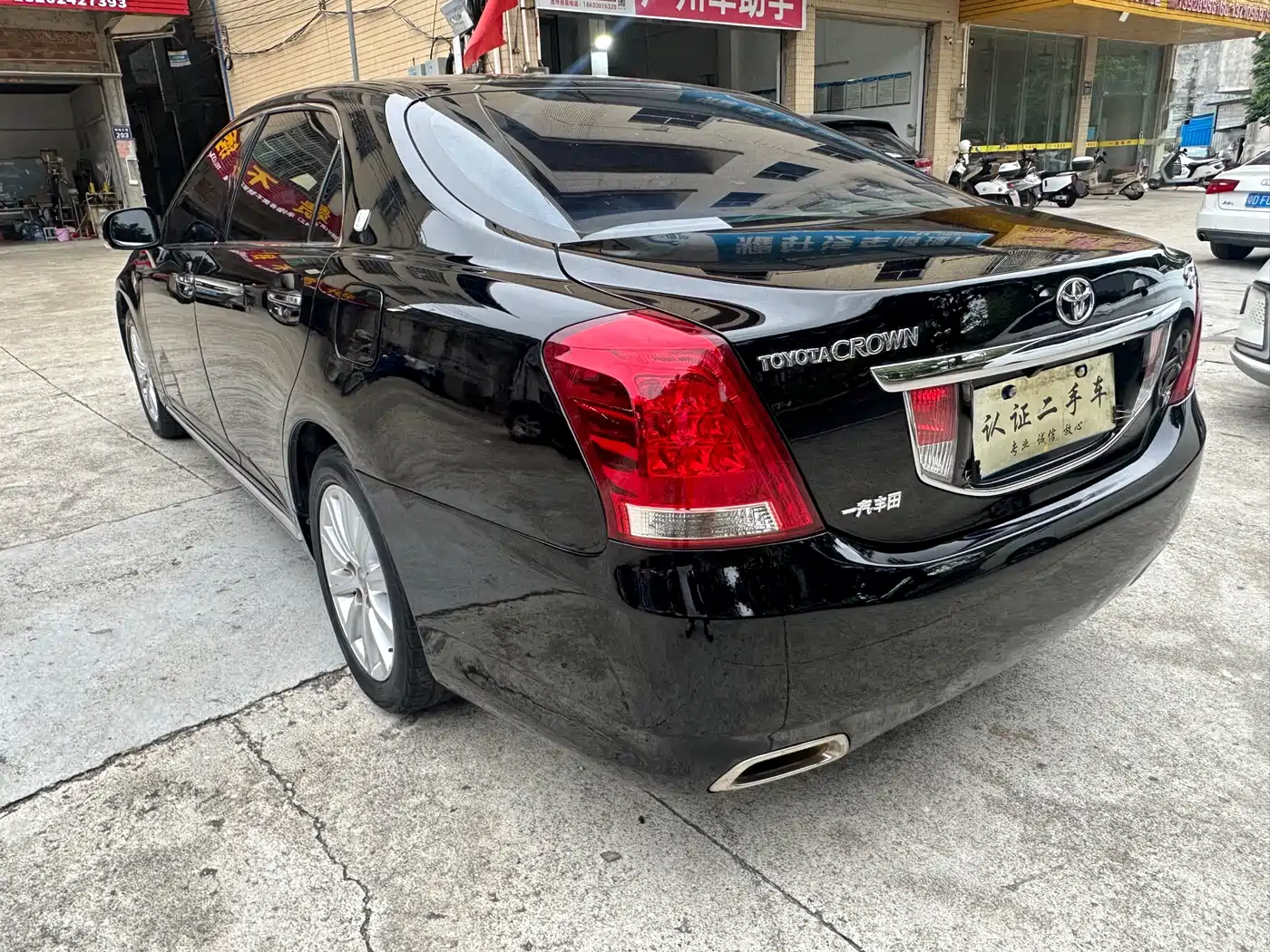 Фото 6 - Toyota Crown