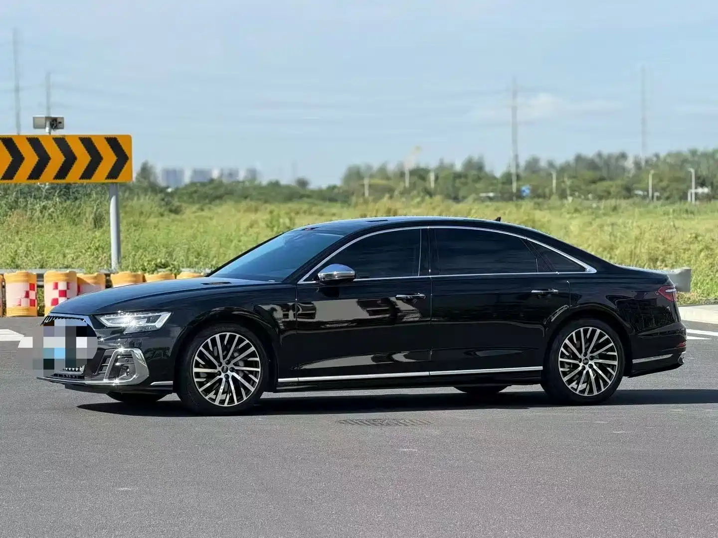 Фото 1 - Audi A8